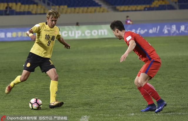 五位船员在茫茫年夜海中和暴风巨浪奋斗的故事。此中，船主是一个叫比利（乔治·克鲁尼 George Clooney饰）的汉子。他方才结识了新女友，急需钱来过上新糊口。但是四周海域的打鱼量却一向不景气。除船主，其余4名船员眼下都需要钱来保持小我的糊口。因而，他们决议开往一个相距甚远的海域，就冲着那边丰硕的鱼资本。                                  　　富贵险中求，虽然比利知道前方可能有风暴，比利仍是果断的